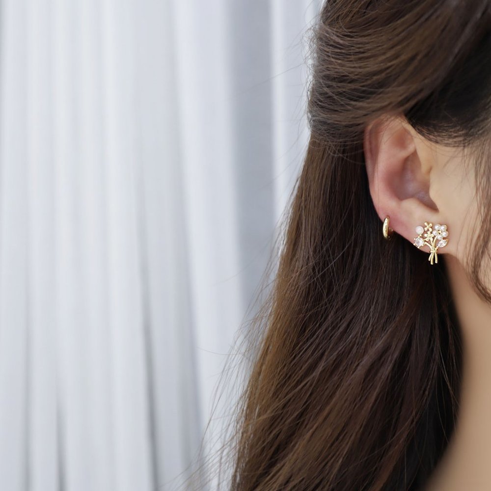 NEW 14K Gold Plated Diamond Flower Stud Earrings a - Picture 8 of 10